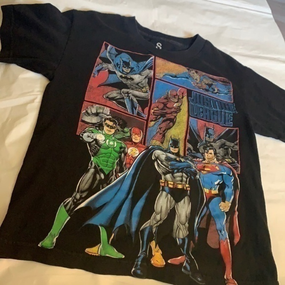 D. C. JUSTIC LEAGUE BOY TEE SIZE SMALL